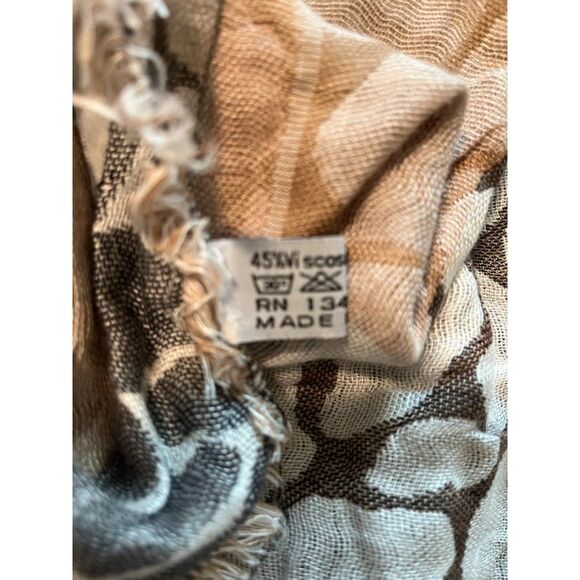 Pashima Whimsical Business Casual Giraffe/Animal Print Large Scarf/Wrap 26"x 74" - Picture 4 of 7